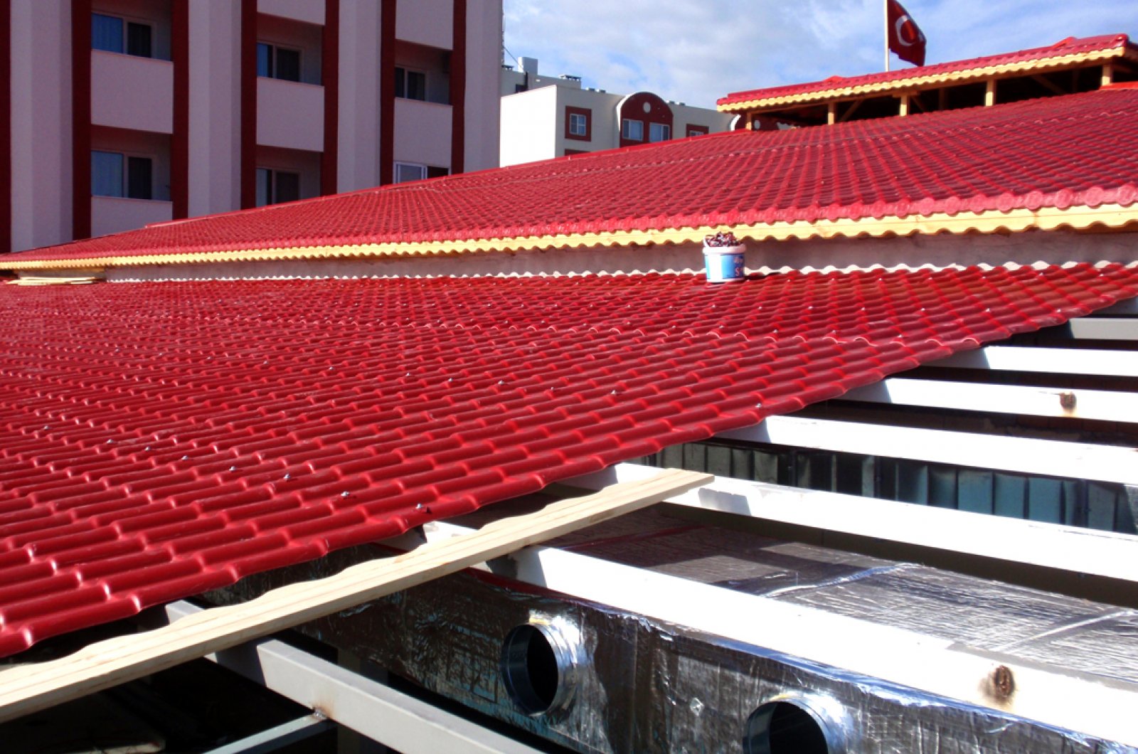 Çatı İşleri (Uygulamalar) Çatı uygulamaları, İstanbul çatı firmaları, Fabrika çatı tamiri, çatı imalatı yapım, Çatı onarım işleri, Çelik çatı, Ahşap çatı, (Sandaviç)Panel çatı kaplama, Trapez saç kaplama, Şıngıl kaplama ile firmamız İstanbul Pendik'te hizmet vermektedir.